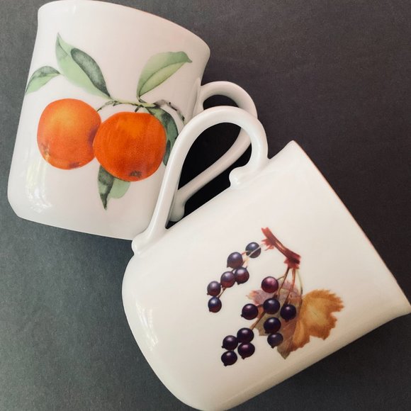 ROYAL WORCESTER "Evesham" Set of 2 Coffee Mugs EUC - Picture 2 of 9